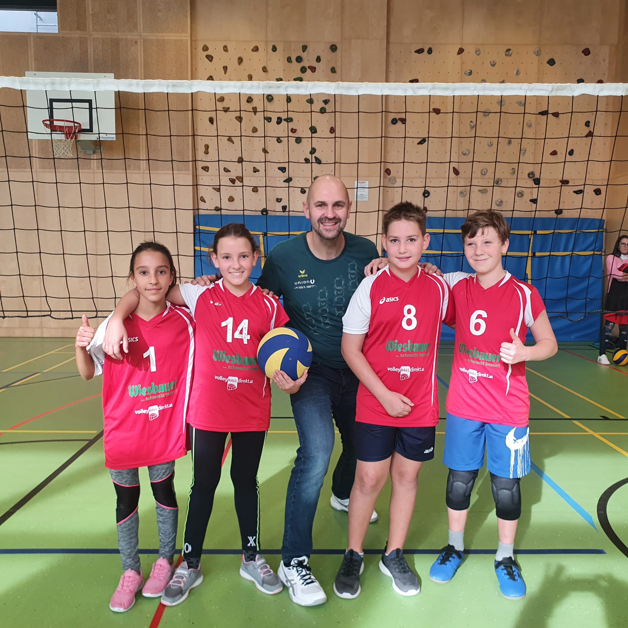 Trainer Christian Resch mit beiden Teams