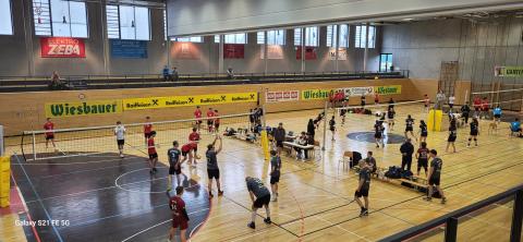 Es wurde von den insgesamt 9 Teams auf 3 Spielfeldern gespielt 